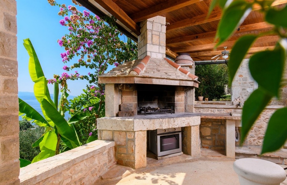 Krytá letná kuchyňa s grilom a výhľadom na more