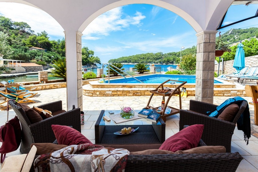 Krytá terasa s výhľadom na bazén a more