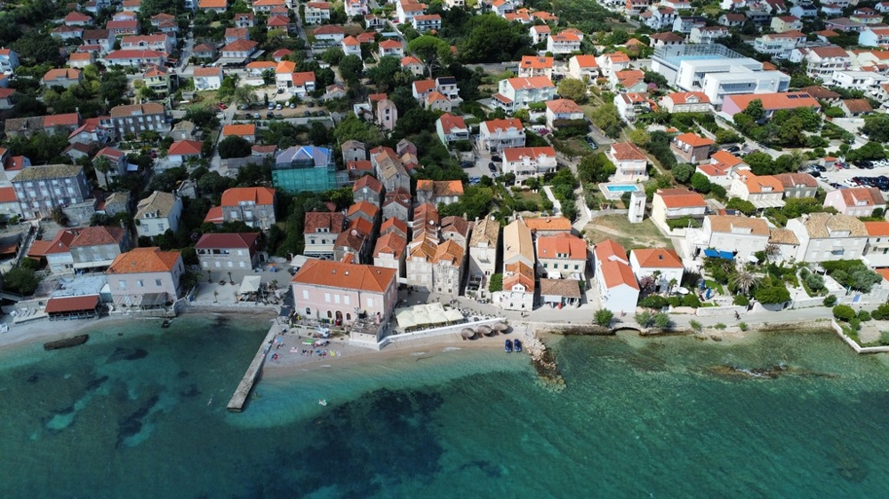 Letecký pohľad na pobrežné mesto Orebić s výhľadom na more