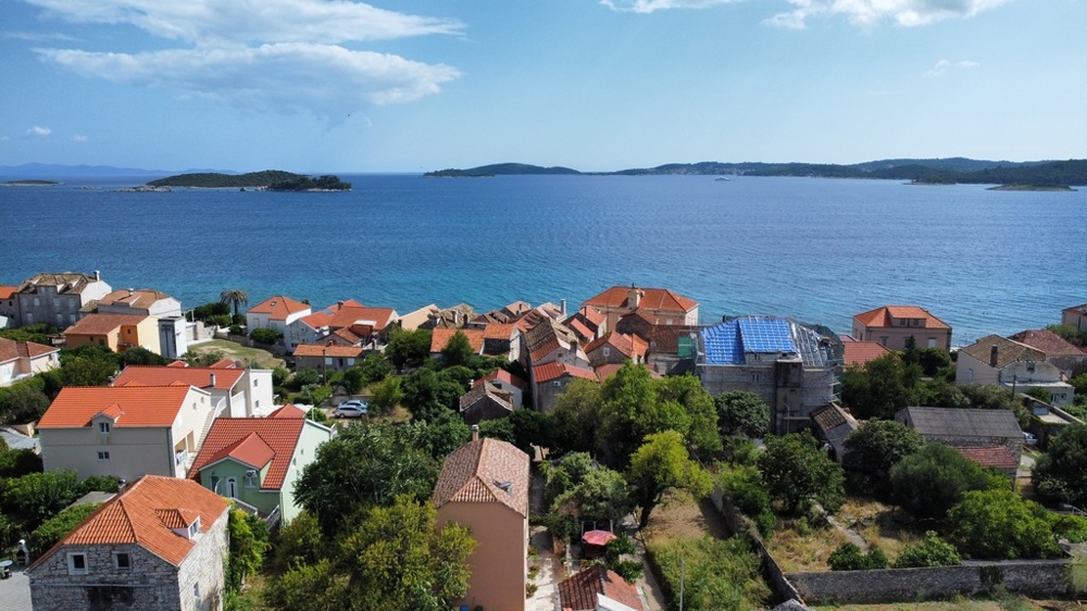 Pohľad z Orebič na strechy a more