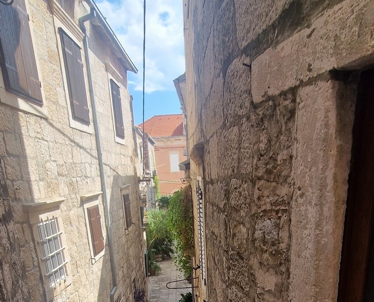 Úzka ulička s tradičnými kamennými domami