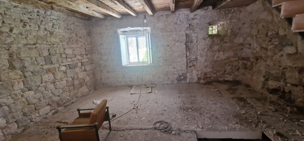 Interiér starého kamenného domu, ktorý potrebuje rekonštrukciu