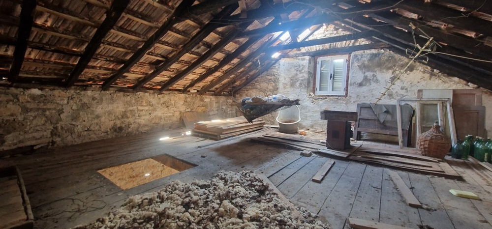 Podkrovný starý kamenný dom s dreveným stropom