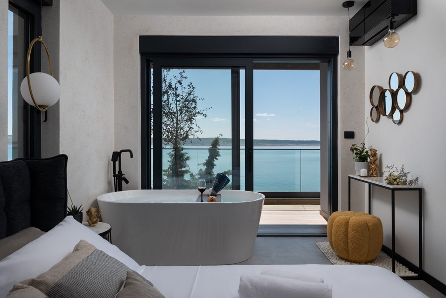 Kúpeľňa s vaňou a panoramatickým výhľadom na more