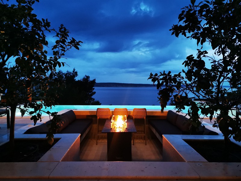 Salónik s ohniskom a nočným výhľadom na more