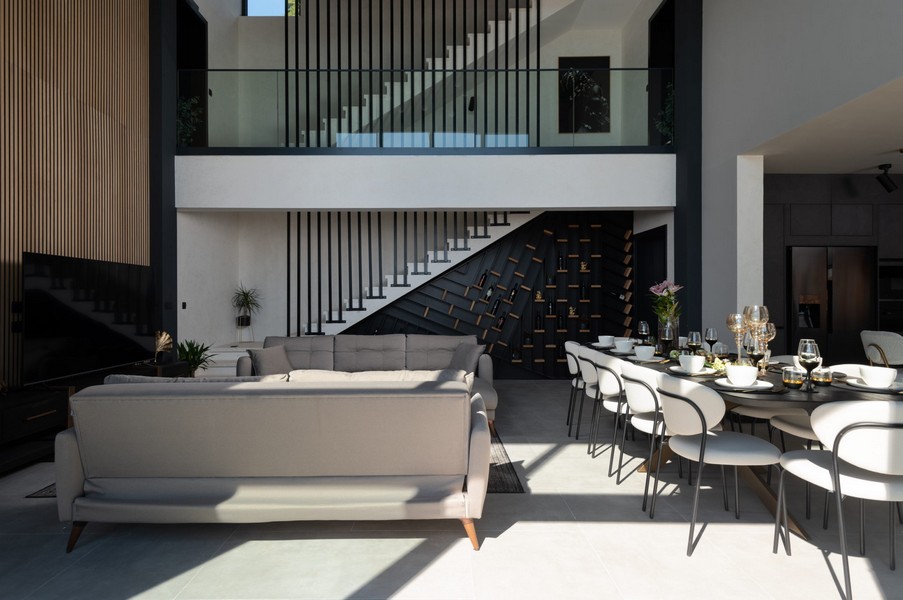 Elegantný obývací a jedálenský kút s galériou a schodiskom