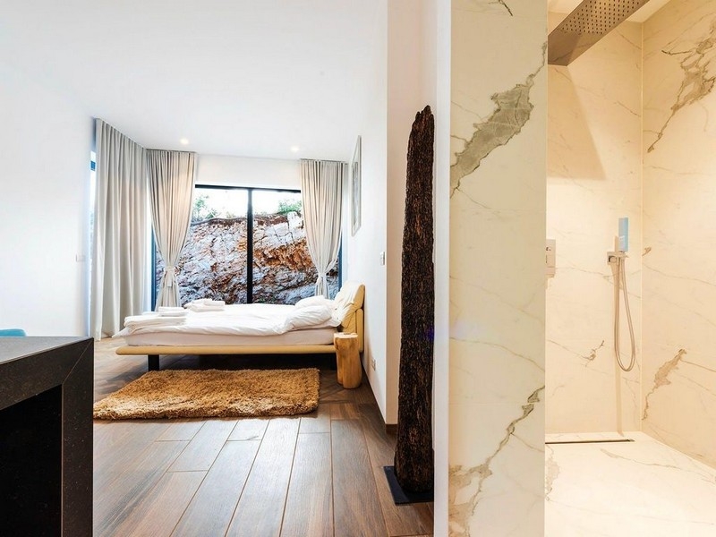 Spálňa s veľkým oknom a priľahlou kúpeľňou