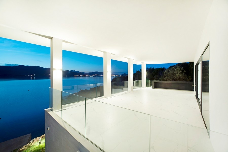 Luxusná vila na skalách s modernou architektúrou a výhľadom na more