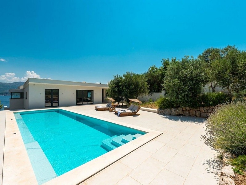 Bazén so slnečnou terasou a domčekom pri bazéne