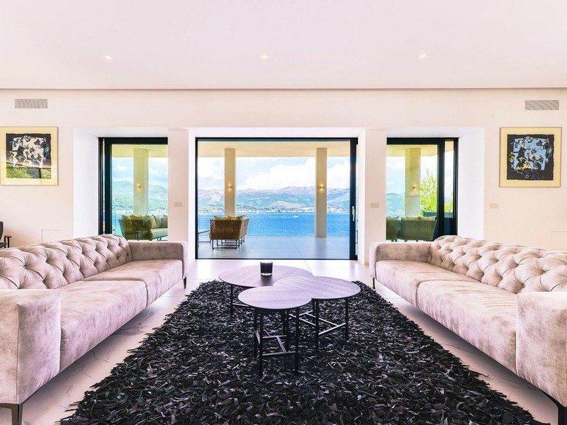 Obývacia izba s výhľadom na krytú terasu a more