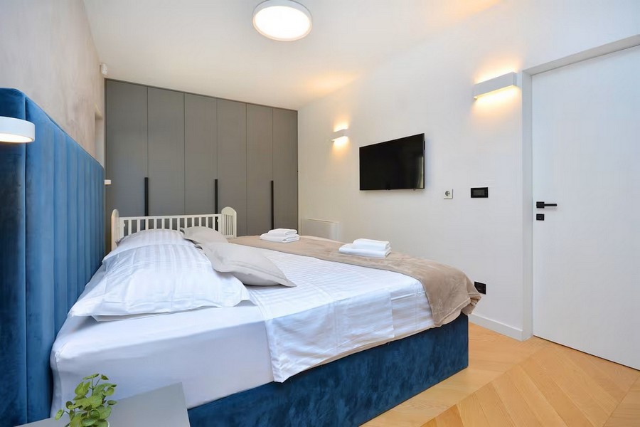 Svetlá spálňa s manželskou posteľou a vstavanou skriňou