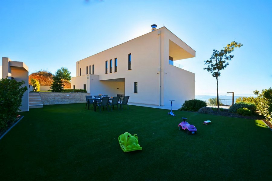 Záhradná zóna s posedením za modernou vilou v Dalmácii