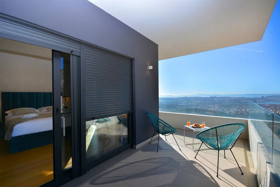 Spálňa s terasou a panoramatickým výhľadom na mesto a more