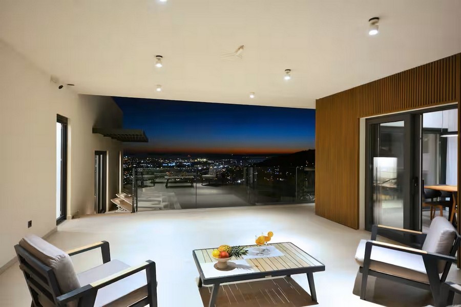 Krytá terasa s večernou atmosférou a výhľadom na mesto