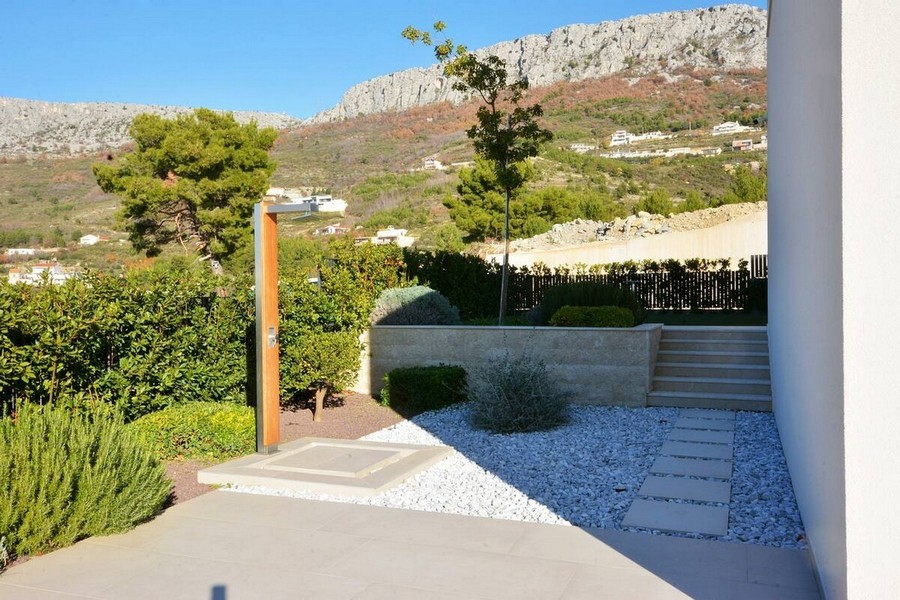 Záhrada s vonkajšou sprchou a výhľadom na hory v Chorvátsku