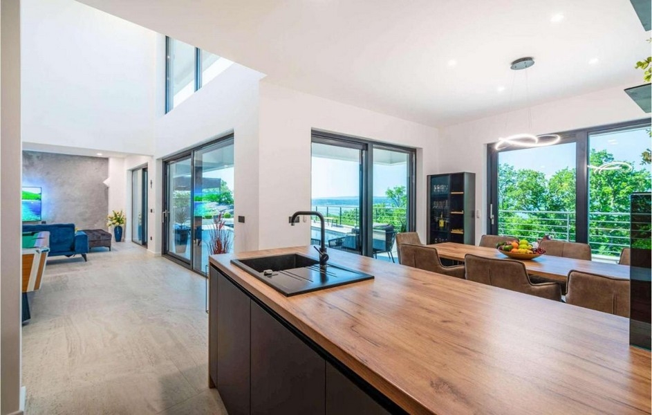 Kuchyňa a jedáleň s prístupom na terasu