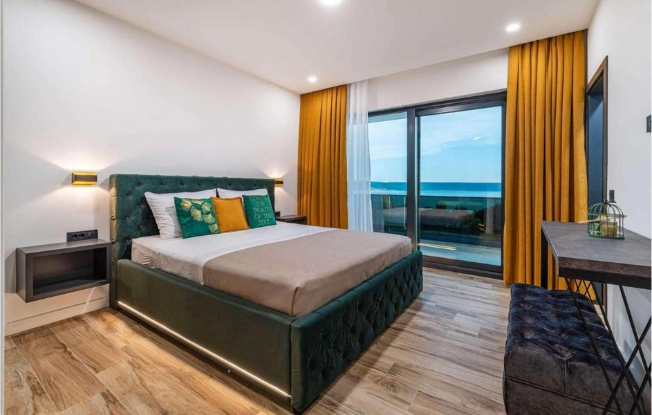 Spálňa s manželskou posteľou a výhľadom na more