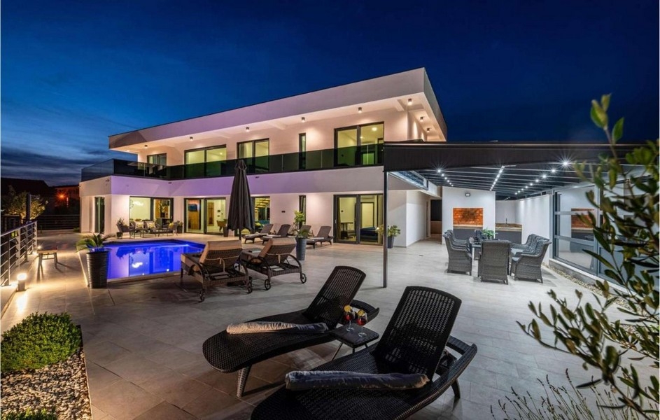 Luxusná vila s terasou pri bazéne a krytým jedálenským kútom