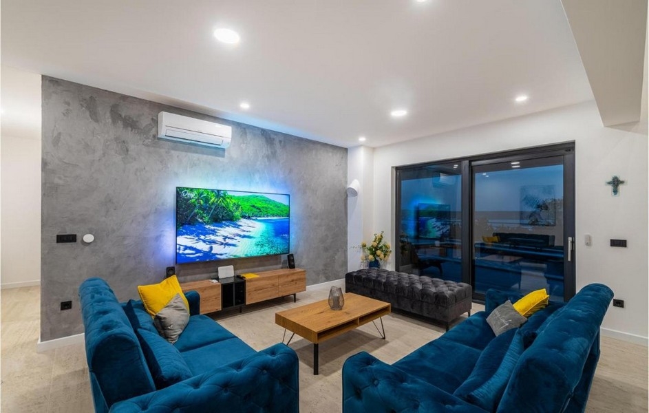 Obývacia izba s pohovkou a veľkou TV