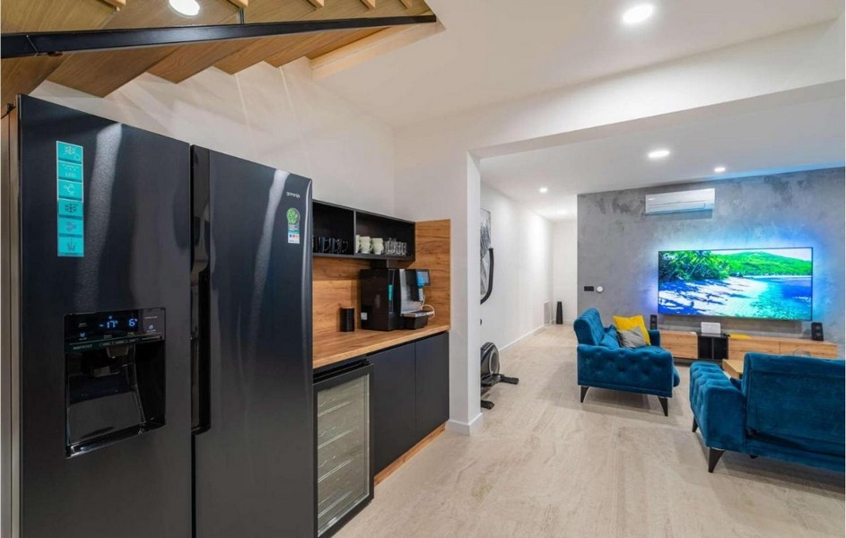 Moderná kuchyňa s chladničkou a posedením