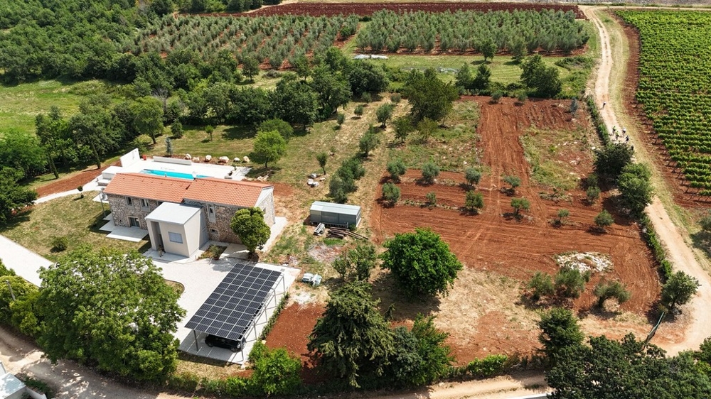 Letecký pohľad na vilu na Istrii - s pozemkom a bazénom
