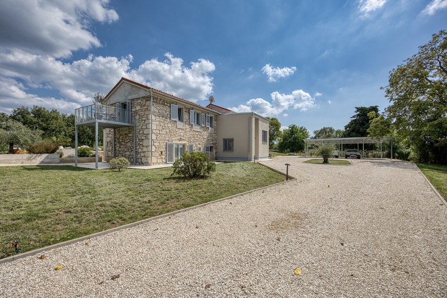 Stredomorská kamenná vila s veľkou záhradou na Istrii