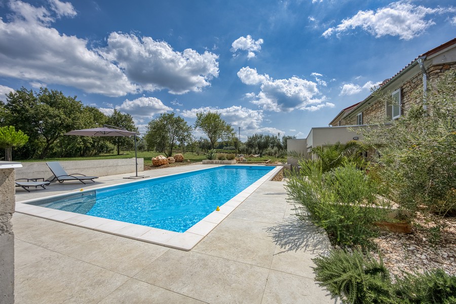 Bazén so slnečnou terasou a ležadlami - nehnuteľnosť H3684