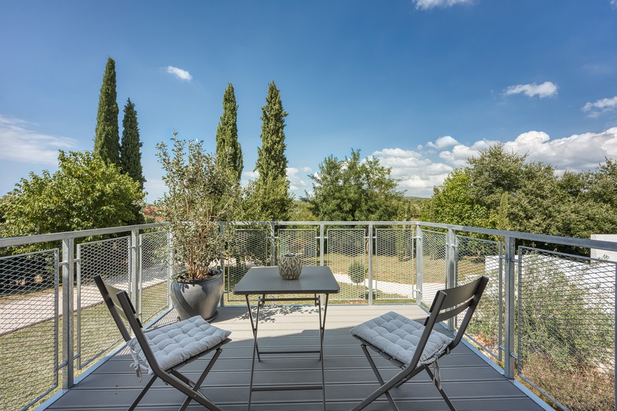 Balkón s posedením a výhľadom do zelene