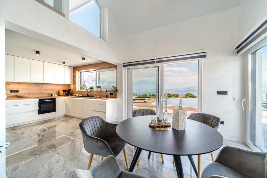 Jedáleň s výhľadom na bazén a more cez panoramatické okná