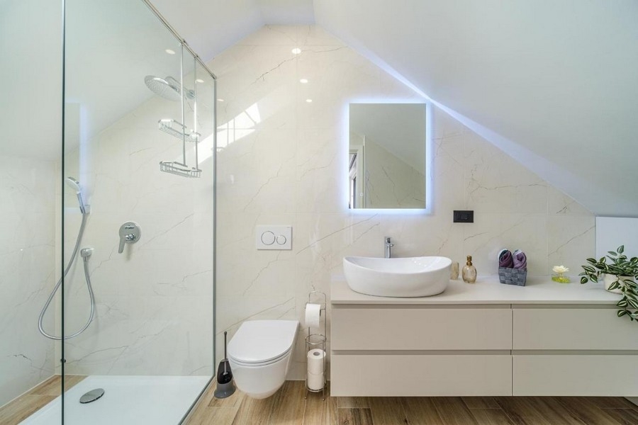 Moderná kúpeľňa so sprchovacím kútom a umývadlom