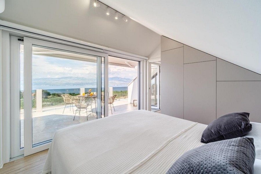 Horná spálňa s manželskou posteľou a prístupom na terasu