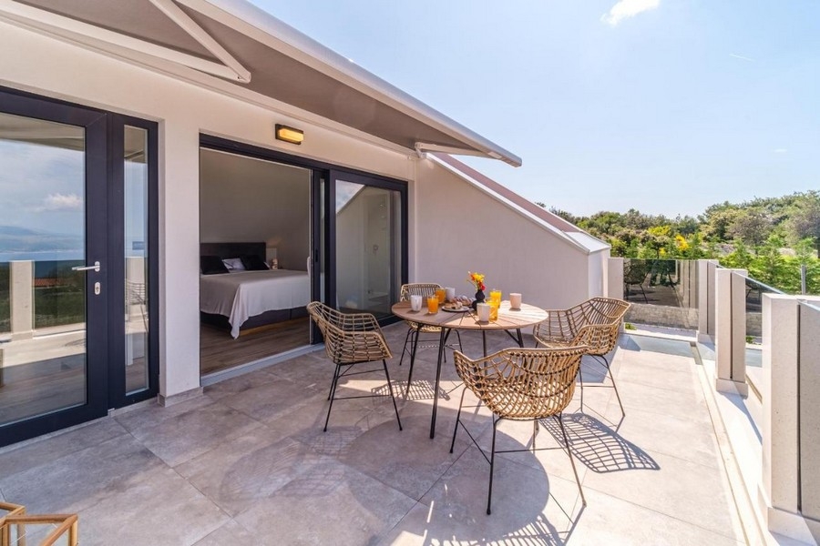 Horná terasa s posedením pred spálňou