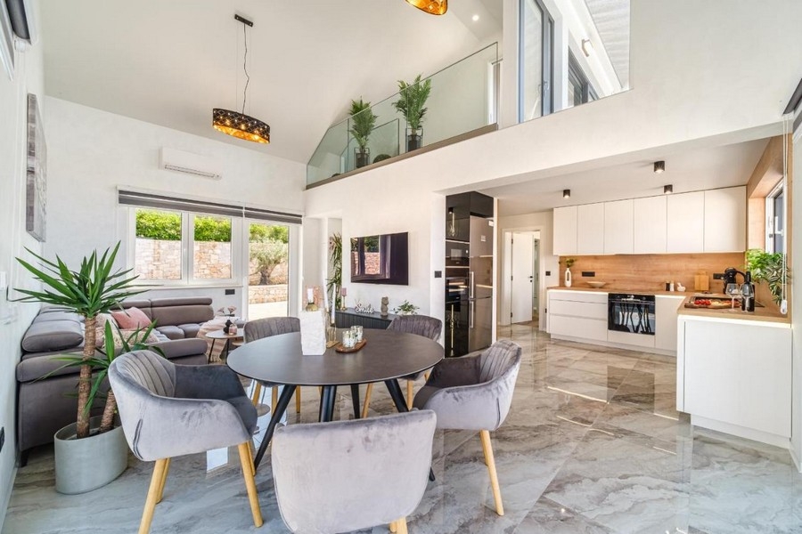 Otvorený obývací priestor s kuchyňou, jedálenským kútom a galériou