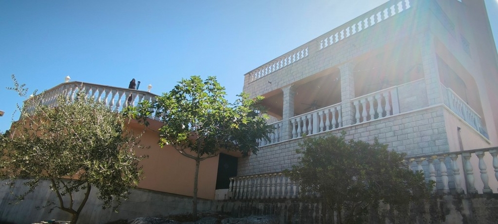 Kamenný dom s balkónom a terasou, vonkajší výhľad