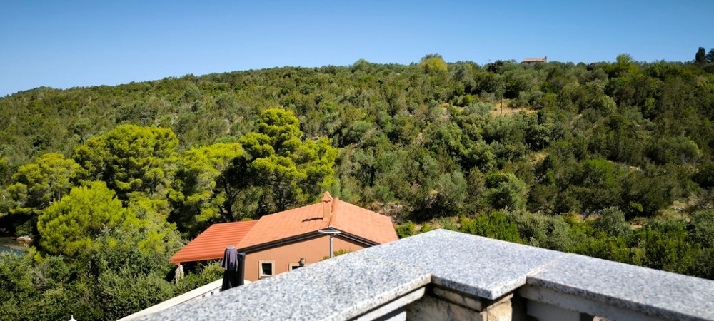 Výhľad z terasy na zelené kopce