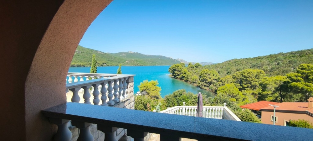 Výhľad na more cez oblúk terasy