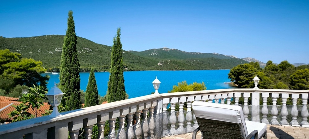 Terasa s výhľadom na more a hory