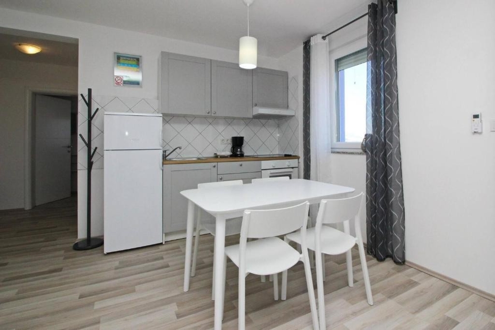 Jedálenský kút so stolom a prístupom do obývacej izby