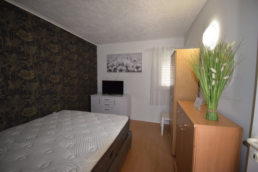 Ďalšia spálňa s manželskou posteľou a šatníkovou skriňou