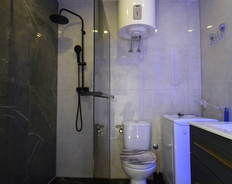 Moderná kúpeľňa so sprchovacím kútom a práčkou