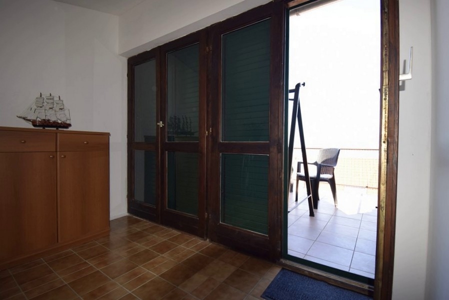 Vstup na terasu s výhľadom na more cez veľké presklené dvere