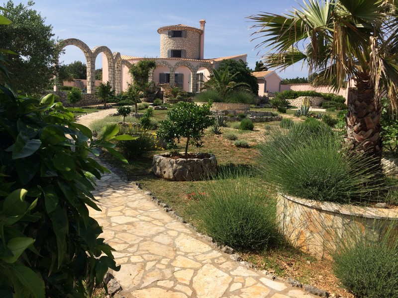 Stredomorská luxusná vila s palmami v záhrade - na predaj.