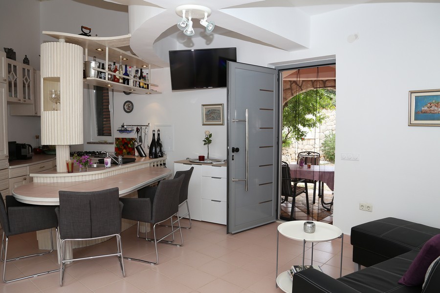 Svetlá obývačka s modernou kuchyňou a vstupom na terasu