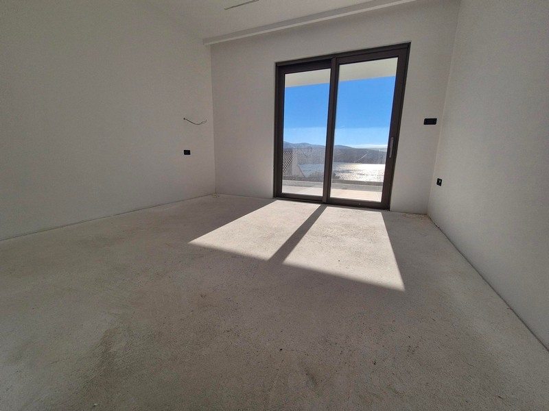 Výhľad na more zo spálne.