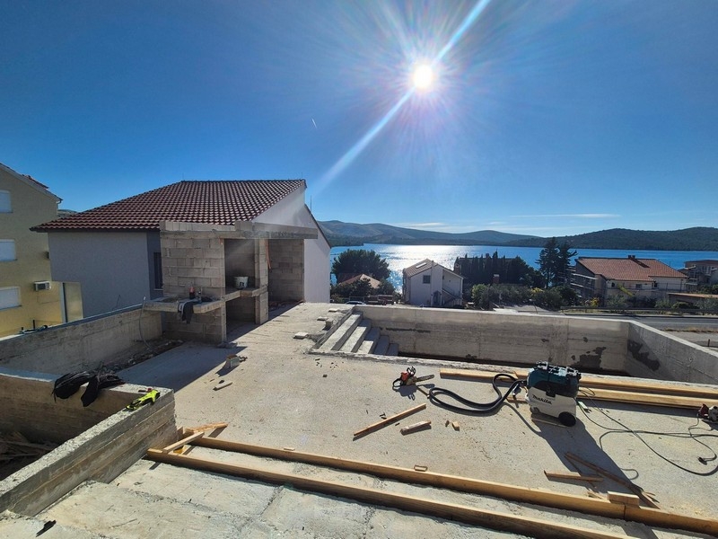 Výhľad na bazén a more