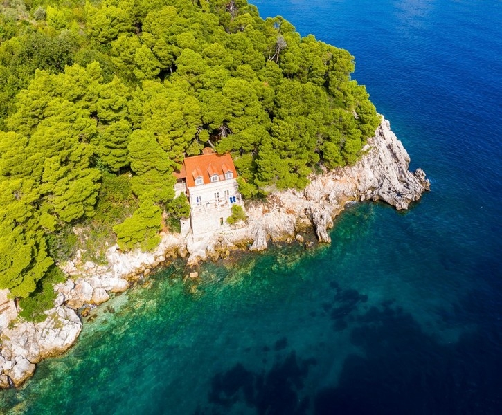 Vila v Chorvátsku priamo pri mori s borovicovým lesom - nehnuteľnosť H3695