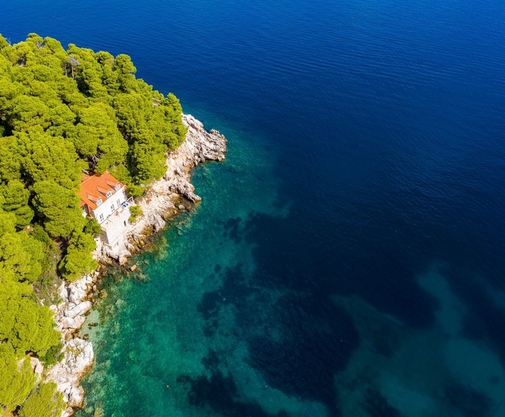 Prímorská nehnuteľnosť v Dalmácii s okolitou prírodou