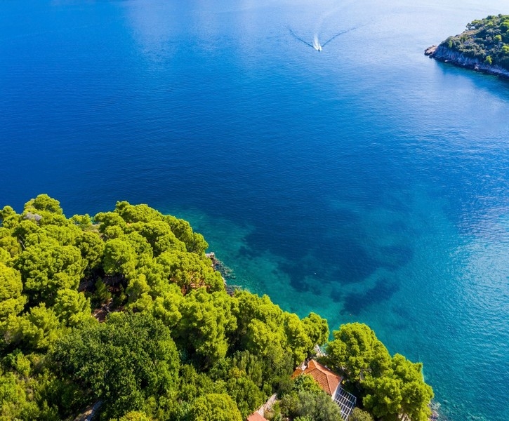 Výhľad na Jadranské more s vilou H3695 na pobreží