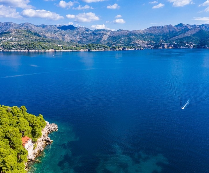 Letecký pohľad na prímorskú vilu s tyrkysovou vodou