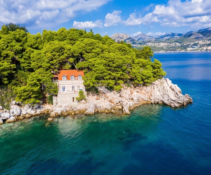 Vila v Dalmácii obklopená lesom a morom